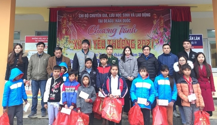 ຊາວຫວຽດນາມ ອາໄສຢູ່ Daegu (ສ.ເກົາຫຼີ) ມອບຂອງຂວັນບຸນເຕັດ 50 ພຸດໃຫ້ແກ່ນັກຮຽນເຂດຊາຍແດນແຂວງກ໋ວາງບີ່ງ ຊາວ ຫວຽດ ນາມ ອາ ໄສ ຢ daegu ສ ເກ າຫ ມອບ ຂອງ ຂວ ນ ບ ນ ເຕ ດ 50 ພ ດ ໃຫ ແກ ນ ກ ຮຽນ ເຂດ ຊາຍ ແດນ ແຂວງ ກ ວາງ ບ ງ