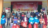 ຊາວ​ຫວຽດ​ນາມ ອາ​ໄສ​ຢູ່ Daegu (ສ.ເກົາຫຼີ) ມອບ​ຂອງ​ຂວັນ​ບຸນ​ເຕັດ 50 ພຸດ​ໃຫ້​ແກ່​ນັກ​ຮຽນ​ເຂດ​ຊາຍ​ແດນ​ແຂວງ​ກ໋​ວາງ​ບີ່ງ