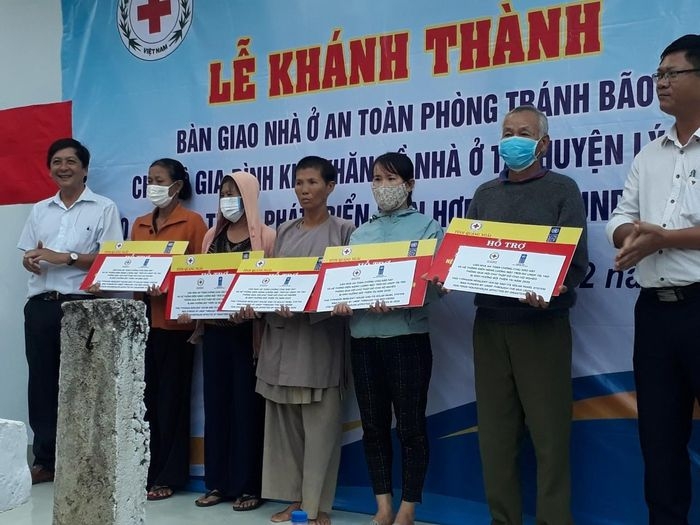 UNDP ມອບ​ເຮືອນ​ປອດ​ໄພ​ຕ້ານ​ພະາຍຸ​ໃຫ້​ແກ່​ປະ​ຊາ​ຊົນ​ທຸກ​ຍາກຢູ່​ແຂວງ​ກ໋​ວາງ​ຫງາຍ