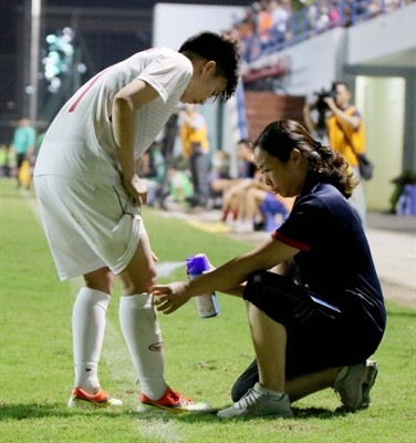 AFC ຍ້ອງຍໍສັນລະເສີນທ່ານໝໍກິລາ ຫວຽດນາມ 2 ຄົນ AFC ຍ້ອງຍໍສັນລະເສີນທ່ານໝໍກິລາ ຫວຽດນາມ 2 ຄົນ
