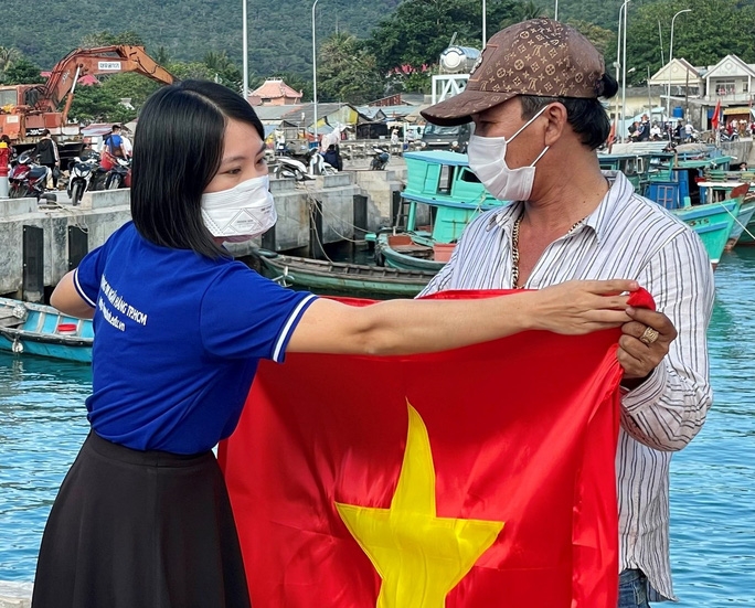 ມອບທຸງຊາດ 7000 ຜືນໃຫ້ແກ່ຊາວປະມົງ ຢູ່ເມືອງໂຖຈູ ມອບທຸງຊາດ 7000 ຜືນໃຫ້ແກ່ຊາວປະມົງ ຢູ່ເມືອງໂຖຈູ