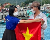 ມ​ອບ​ທຸງຊາດ 7000 ຜືນ​ໃຫ້​ແກ່​ຊາວ​ປະ​ມົງ ຢູ່​ເມືອງ​ໂຖ​ຈູ