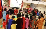 ນັກ​ຮຽນ​ພາ​ສາ​ຫວຽດ ຢູ່​ໂຮນ​ລັງ ຫໍ່​ເຂົ້າ​ຕົ້ມ​ຮັບ​ປີ​ໃໝ່