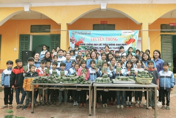 World Vision ຫວຽດ​ນາມ ມອບ​ຂວງ​ຂວັນ​ໃຫ້​ແກ່​ປະ​ຊາ​ຊົນ​ແຂວງ​ຮ່​ວາ​ບິ່ງ
