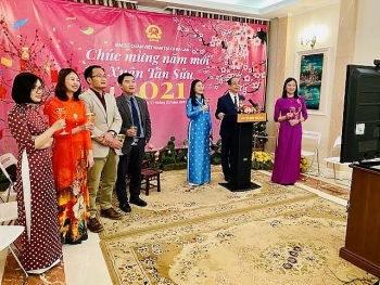 ພິ​ທີ​ສະ​ເຫຼີມ​ສະຫຼອງ​ລະ​ດູ​ບານ​ໃໝ່​ປີ ສະຫຼຸ ທາງ​ອອນ​ລາຍ​ຢູ່​ໂປ​ໂລຍ