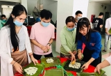 ການ ພ ບ ປະ ຍາມ ຕ ນ ລະ ດ ບານ ໃໝ ທ ສະ ຫງວນ ໃຫ ແກ ບ ນ ດາ ນ ກ ສ ກ ສາ ນ ກ ຮຽນ ແລະ ຊາວ ຫວຽດ ນາມ ຢ ໂຮນ ລ ງ