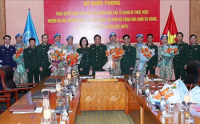 Thượng tướng Hoàng Xuân Chiến và đại diện các cơ quan thuộc Bộ Quốc phòng chúc mừng các sĩ quan lên đường nhận nhiệm vụ và các sĩ quan vừa hoàn thành nhiệm vụ trở về. ທ່ານພົນໂທ ຮ່ວາງຊວັນຈຽນ ກ່າວຄຳເຫັນ ແລະຜູ້ຕາງໜ້າບັນດາອົງການຂຶ້ນກັບກະຊວງປ້ອງກັນປະເທດອວຍພອນບັນດານາຍທະຫານ ຈະໄປປະຕິບັດງານ ແລະ ນາຍທະຫານຫາກໍ່ສຳເລັດການປະຕິບັດງານ. (ພາບ: TTXVN) ສືບຕໍ່ຈັດສົ່ງນາຍທະຫານກອງທັບປະຊາຊົນ ຫວຽດນາມ ໄປປະຕິບັດງານຮັກສາສັນຕິພາບ ສປຊ