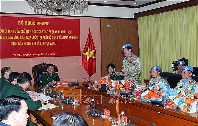 Đại diện cĐại diện các sĩ quan đi thực hiện nhiệm vụ phát biểu. ຜູ້ຕາງໜ້າບັນດານາຍທະຫານໄປປະຕິບັດງານກ່າວຄຳເຫັນ (ພາບ: TTXVN)ác sĩ quan đi thực hiện nhiệm vụ phát biểu. ຜູ້ຕາງໜ້າບັນດານາຍທະຫານໄປປະຕິບັດງານກ່າວຄຳເຫັນ (ພາບ: TTXVN) ສືບຕໍ່ຈັດສົ່ງນາຍທະຫານກອງທັບປະຊາຊົນ ຫວຽດນາມ ໄປປະຕິບັດງານຮັກສາສັນຕິພາບ ສປຊ