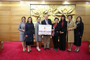 ສະ​ມາ​ຄົມ ຫວຽດ​ນາມ - ກາ​ນາ​ດາ ອຸ​ປະ​ຖ​ຳ​ເງິນ​ເປັນ​ຈຳ​ນວນ 1 ຕື້​ດົ່ງ​​ຈາ​ການ​ແຂ່ງ​ຂັນ​ແລ່ນ​ເພື່ອ​ເດັກ​ນ້ອຍ​ຮ່າ​ໂນ້ຍ