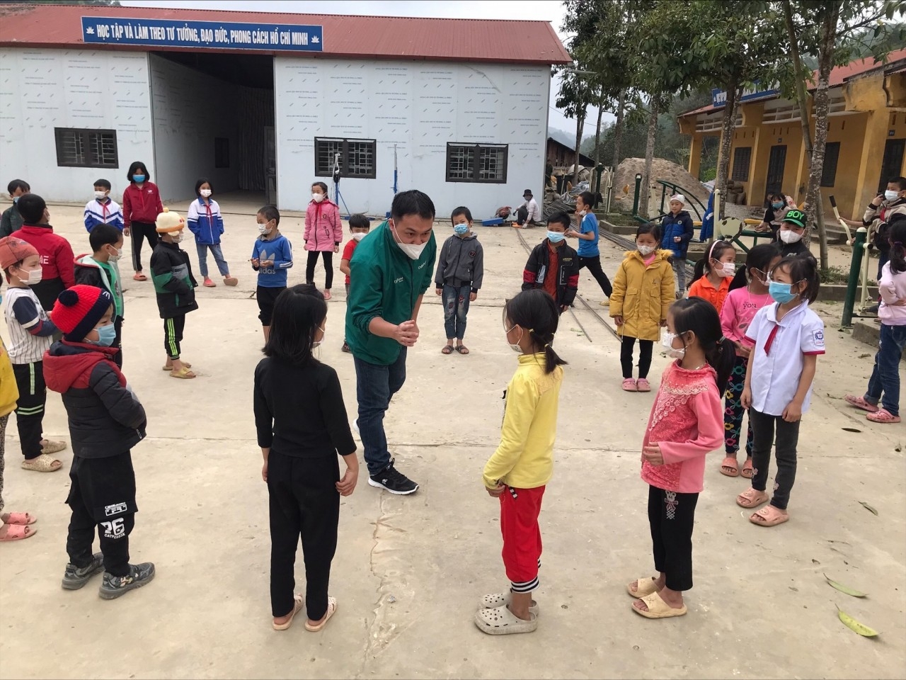 ອົງການ ChildFund ຫວຽດນາມ ແນະນຳນັກຮຽນ ກາວບັ່ງ ກ່ຽວກັບວິທີຮັບຮູ້ຄວາມສ່ຽງ