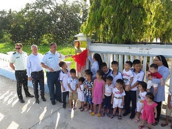 ສະ​ຖານ​ທູດ ກາ​ນາ​ດາ​ມອບ​ເງິນ​ເປັນ​ຈຳ​ນວນ 5000 USD  ແລະ ເປີດ​ນຳ​ໃຊ້​ເສັ້ນ​ທາງ​ແຫ່ງ​ການ​ກຸ​ສົນ​ຢູ່ ແຄ໊ງ​ຮ່​ວາ