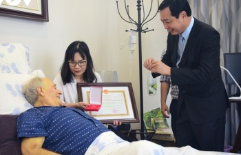 ມອບຫຼຽນ​​ກາລະ​ນຶກ​ “ເພື່ອ​ພາ​ລະ​ກິດ​ກະ​ສິ​ກຳ ແລະ ພັດ​ທະ​ນາ​ຊົນ​ນະ​ບົດ” ​ໃຫ້​ແກ່​ທ່ານ ປ.ອ Timothy Edward Mcgrath