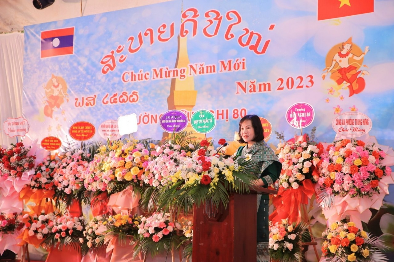 ນັກ​ສຶກ​ສາ​ລາວ ຕ້ອນ​ຮັບ​ບຸນ​ປີ​ໃໝ່​ຢູ່​ໂຮງ​ຮຽນມິດ​ຕະ​ພາບ 80