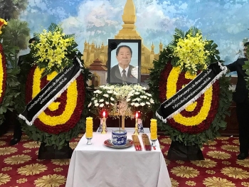 ສະ​ຖານ​ທູດ ລາວ ປະ​ຈຳ ຫວຽດ​ນາມຈັດ​ຕັ້ງພິ​ທີ​ໄ​ຫວ້​ອາ​ໄລ​ທ່ານ​ອະ​ດີດ​ນາ​ຍົກ​ລັດ​ຖະ​ມ​ົນ​ຕີ​ລາວ ສີ​ສະ​ຫວາດ ແກ້ວ​ບຸນ​ພັນ​