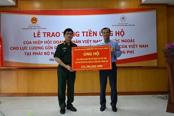ພິ​ທີ​ມອບ​ຮັບ​ເງິນ​ສະ​ໜັບ​ສະ​ໜູນ​ຂອງ​ສະ​ຫະ​ສະ​ມາ​ຄົມ​ນັກ​ທຸ​ລະ​ກິດ​ຫວຽດ​ນາມ ຢູ່​ຕ່າງ​ປະ​ເທດ​ໃຫ້​ແກ່​ກົມ​ຮັກ​ສາ​ສັນ​ຕິ​ພາບ ສ​ປ​ຊ ​ຂອງ​ຫວຽດ​ນາມ