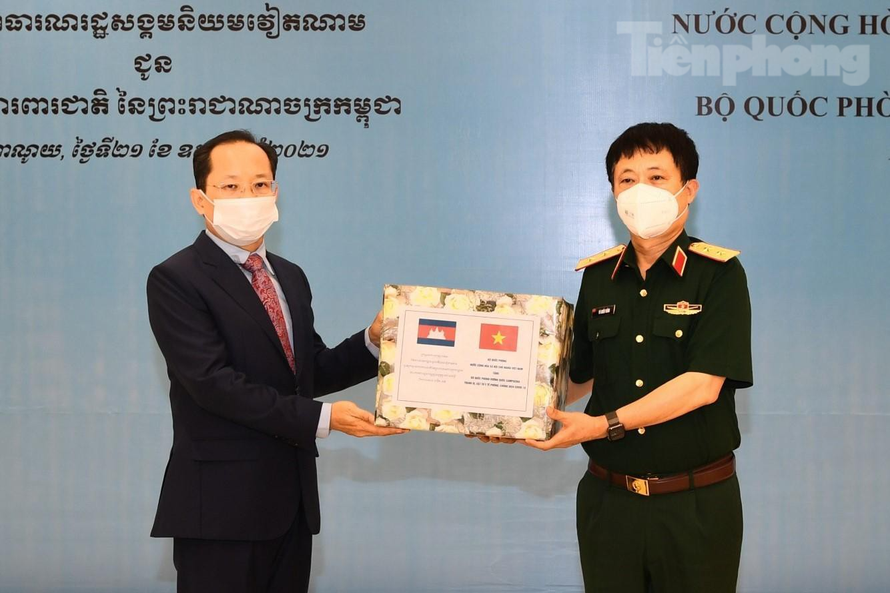 ກະ​ຊວງ​ປ້ອງ​ກັນ​ປະ​ເທດ ມອບ​ເຄື່ອງ​ອຸ​ປ​ະ​ກອນ​ການ​ແພດ ຕ້ານ​ໂລກ​ລະ​ບາດ​ໂຄວິດ - 19 ໃຫ້​ແກ່​ລາວ ແລະ ກຳ​ປູ​ເຈຍ