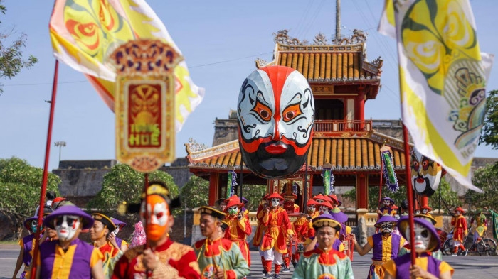 ລັກ​ສະ​ນະ​ພິ​ເສດ​ຂອງວັນ​ບຸນ​ແຫ່​ໜ້າ​ກາກ​ຕ່ວງ ເຫ້ວ