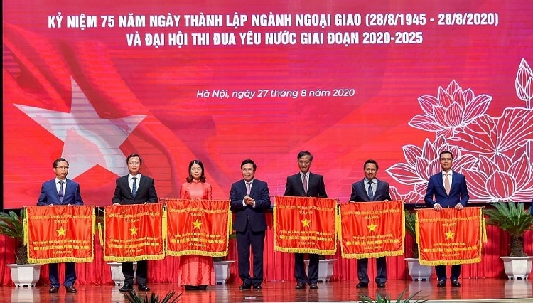 ທ່ານນາງ ຫງວຽນເຟຶອງງາ ປະທານ VUFO ໄດ້ຮັບຫຼຽນໄຊແຮງງານຊັ້ນ 3 ຍ້ອນບັນດາການປະກອບສ່ວນໃຫ້ແກ່ຂະແໜງການຕ່າງປະເທດ ທ ານນາງ ຫງວຽນ ເຟ ອງ ງາ ປະ ທານ vufo ໄດ ຮ ບຫ ຽນ ໄຊແຮງ ງານຊ ນ 3 ຍ ອນ ບ ນ ດາ ການ ປະ ກອບ ສ ວນ ໃຫ ແກ ຂະ ແໜງ ການ ຕ າງ ປະ ເທດ