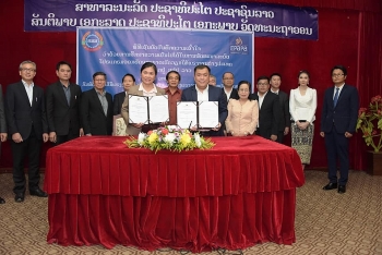 ລາວ​ຈະ​ພັດ​ທະ​ນາ​ລະ​ບົດ​ອອກ​ບັດ​ແຮງ​ງານ​ເອ​ເລັກ​ໂຕ​ນິດ​ໃຫ້​ແກ່​ຊາວ​ຕ່າງ​ປະ​ເທດ