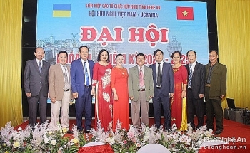 ສ່ວນບຸກຄົນ 4 ຄົນ ແລະ ໝູ່ຄະນະໄດ້ຮັບໃບຍ້ອງຍໍຢູ່ກອງປະຊຸມໃຫຍ່ສະມາຄົມມິດຕະພາບ ຫວຽດນາມ ຢູແກຼນ ແຂວງເງະອານຊຸດ​ທີ  III