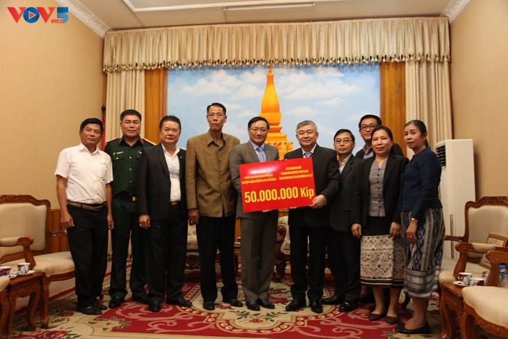 ປະ ຊາ ຄ ມ ຊາວ ຫວຽດ ນາມ ອາ ໄສ ຢ ລາວ ຊ ວຍ ເຫ ອ ພ ແມ ປະ ຊາ ຊ ນ ແຂວງ ສະຫວ ນນະເຂດ