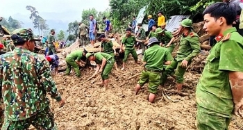 ປະຊາຊົນພາກກາງ ຫວຽດນາມໄດ້​ຮັບ​ການ​ໜູນ​ຊ່ວຍ​ຈາກ​ປະ​ຊາ​ຄົມສາ​ກົນ​ເພື່ອ ແກ້ໄຂຜົນຮ້າຍຢ້ອນຫລັງຈາກຝົນຕົກໜັກ, ນ້ຳຖ້ວມ