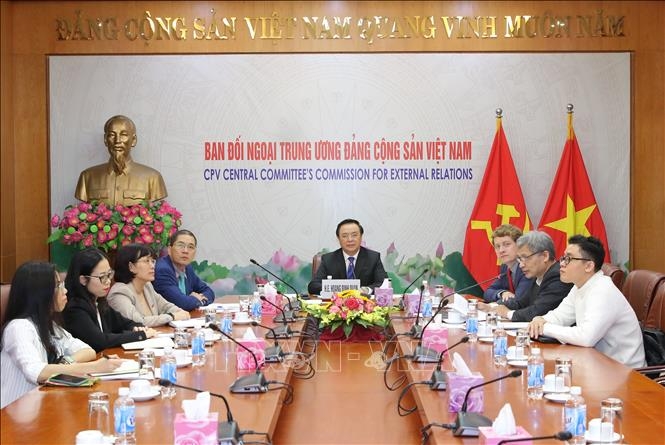 ພັກ​ກອມ​ມູ​ນິດ​ຫວຽດ​ນາມ ແລະ ພັກ​ປະ​ຊາ​ທິ​ປະ​ໄຕສັງ​ຄົມ ເຢຍ​ລະ​ມັນ ເຂົ້າ​ຮ່ວມ ການ​ໂອ້​ລົມ​ສົນ​ທະ​ນາ​ແລກ​ປ່ຽນທາງ​ອອນ​ລາ​ຍ