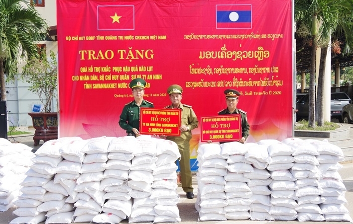 ສະ​ໜັບ​ສະ​ໜູນ​ເຂົ້າ​ສານ 12 ໂຕນ​ໃຫ້​ແກ່​ບັນ​ດາ​ກົງ​ກອງ​ທະ​ຫານ, ຄວາມ​ໝັ້ນ​ຄົງ​ລາວ​ເພື່ອ​ແກ້​ໄຂ​ຜົນ​ຮ້າຍ​ຢ້ອນຫຼັງ​ຈາກ​ພາ​ຍຸ​ນ້ຳ​ຖ້ວມ