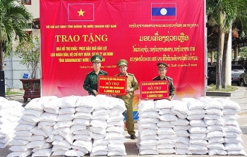 ສະ​ໜັບ​ສະ​ໜູນ​ເຂົ້າ​ສານ 12 ໂຕນ​ໃຫ້​ແກ່​ບັນ​ດາ​ກົງ​ກອງ​ທະ​ຫານ, ຄວາມ​ໝັ້ນ​ຄົງ​ລາວ​ເພື່ອ​ແກ້​ໄຂ​ຜົນ​ຮ້າຍ​ຢ້ອນຫຼັງ​ຈາກ​ພາ​ຍຸ​ນ້ຳ​ຖ້ວມ