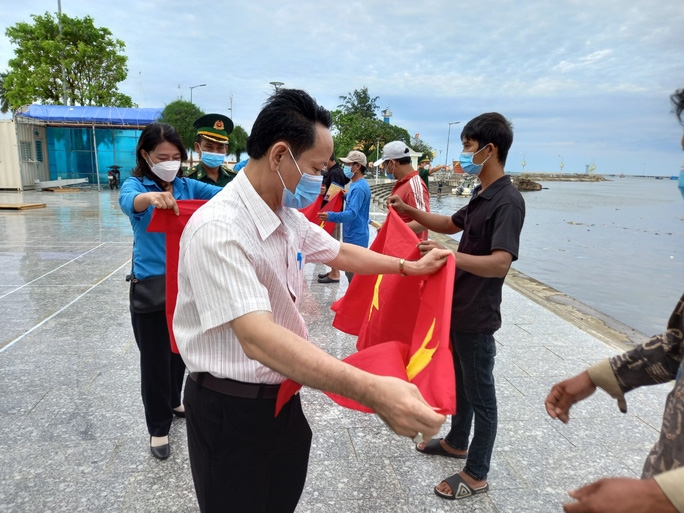 ມອບ​ທຸງ​ຊາດ​ໃຫ້​ແກ່​ຊາວ​ປະ​ມົງ​ ນະ​ຄອນ​ຝຸກວັກ