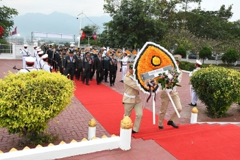 ການນໍາແຂວງໄຊຍະບູລີ ວາງພວງມະລາ ໂອກາດວັນຊາດ ຄົບຮອບ 45 ປີ