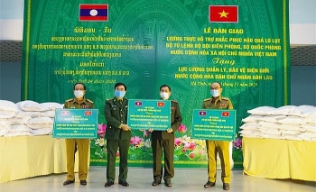 ກອງບັນຊາການທະຫານຊາຍແດນສະໜັບສະໜູນ ເຂົ້າສານ 75 ໂຕນໃຫ້ແກ່ກອງຄຸ້ມຄອງແລະປົກປັກຮັກສາຊາຍແດນລາວ