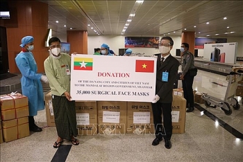 ຫວຽດ​ນາມ​​ໜູນ​ຊ່ວຍ ​ອຸ​ປະ​ກອນ​ການ​ແພດ​ເພື່ອ​ປ້ອງ​ກັນ​ສະ​ກັດ​ກັ້ນ​ ໂລກ​ລະ​ບາດ​ໂຄ​ວິດ - 19 ໃຫ້​ແກ່ມຽນ​ມາ