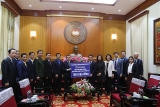 ສະຖານເອກ​ອັກຄະ​ລັດຖະທູດ ​ແຫ່ງ​ ສປປ ລາວ ປະຈຳ ສສ ຫວຽດນາມ ມອບ​ເງິນ​ຊ່ວຍ​ເຫຼືອ​ປະຊາຊົນ​ພາກ​ກາງ ​ແລະ ​ເຂດໄຕຫງວຽນ ຫວຽດນາມ ທີ່​ຖືກຜົນ​ກະທົບ​ຈາກ​ໄພ​ທຳ​ມະ​ຊາດ