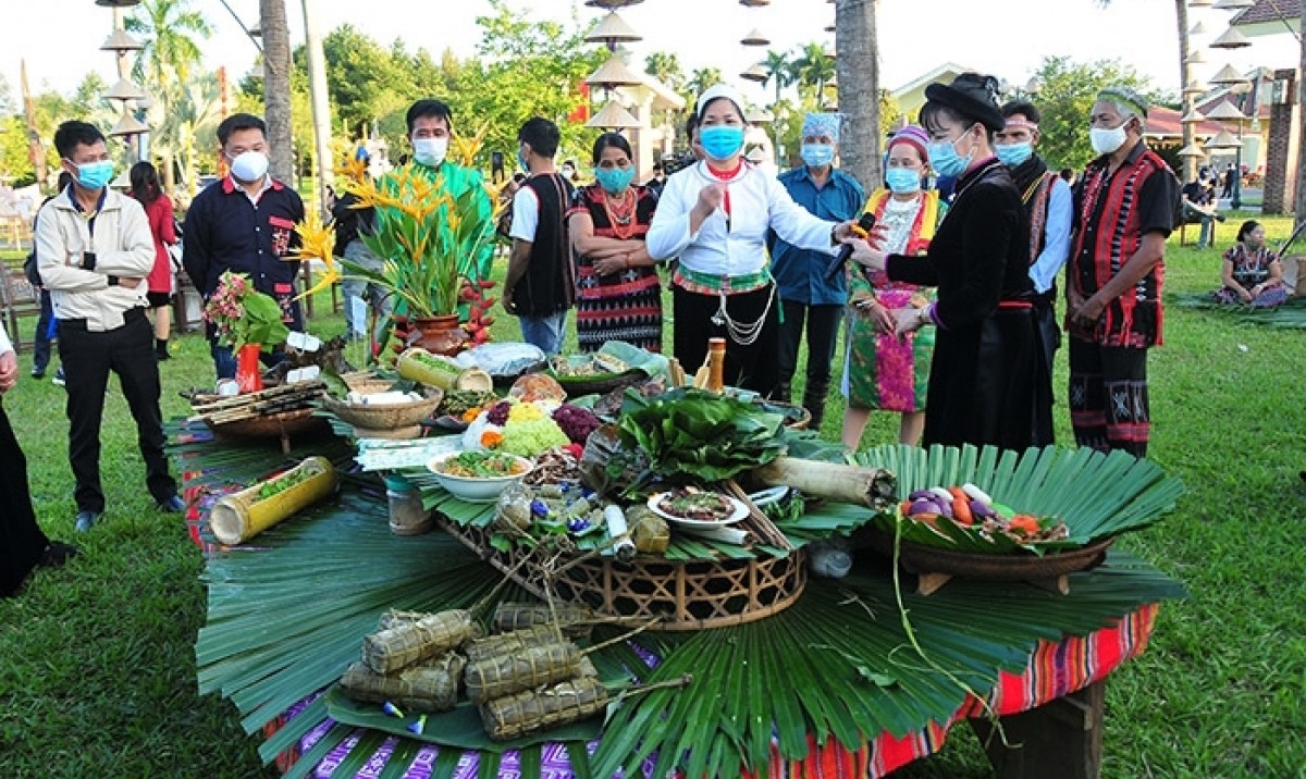 ຮັບ​ປະ​ທານ​ບັນ​ດາ​ເຍື່ອງ​ອາ​ຫານ​ທີ່ແຊບ​ໆຂອງ​ເຂດ​ພາກ ຕ້ອນ​ຮັບ​ລະ​ດູ​ບານ​ໃໝ່ 2023 ຢູ່​ຮ່າ​ໂນ້ຍ
