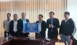 ກວາງ​ຈິ​ມອບ​ວັດ​ຖຸ​ອຸ​ປະ​ກອນ​ຮັບ​ໃຊ້​ກອງ​ປະ​ຊຸມ​ທາງ​ໄກ ໃຫ້​ແກ່​ແຂວງ​ສະ​ຫວັນ​ນະ​ເຂດ (ລາວ)