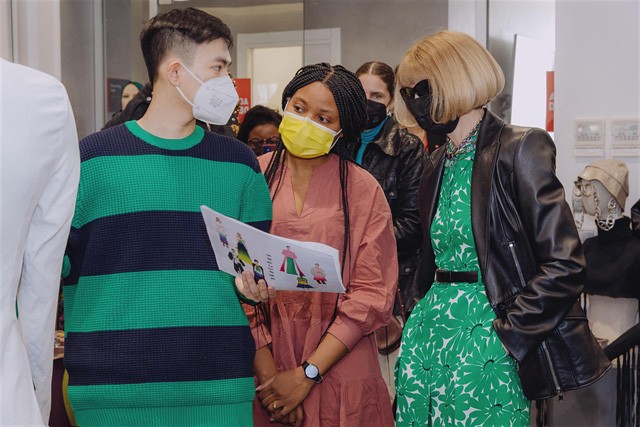 Phan Đăng Hoàng giới thiệu thiết kế của mình với bà trùm thời trang Anna Wintour. (Ảnh: facebook nhân vật) Với những thành công bước đầu tại sàn diễn thời trang quốc tế, Đăng Hoàng nói riêng cũng như những nhà thiết kế trẻ nói chung đang từng bước khẳng định bản thân mình, góp phần đưa thời trang Việt Nam đến với thế giới. Nhà thiết kế Việt chuyển dịch show diễn thời trang trong mùa dịch Nhà thiết kế Việt chuyển dịch show diễn thời trang trong mùa dịch Lý Nhã Kỳ thay đổi hình ảnh nổi loạn vì nhà thiết kế 9x? Lý Nhã Kỳ thay đổi hình ảnh nổi loạn vì nhà thiết kế 9x? Cô bé 9 tuổi với ước mơ trở thành nhà thiết kế thời trang Cô bé 9 tuổi với ước mơ trở thành nhà thiết kế thời trang ADVERTISING iTVC from Admicro * Mời quý độc giả theo dõi các chương trình đã phát sóng của Đài Truyền hình Việt Nam trên TV Online và VTVGo! 760977k Từ khóa:Inside Vietnam, NTK Phan Đăng Hoàng, Anna Wintour Phan Đăng Hoàng giới thiệu thiết kế của mình với bà trùm thời trang Anna Wintour. (Ảnh: facebook nhân vật) Với những thành công bước đầu tại sàn diễn thời trang quốc tế, Đăng Hoàng nói riêng cũng như những nhà thiết kế trẻ nói chung đang từng bước khẳng định bản thân mình, góp phần đưa thời trang Việt Nam đến với thế giới. Nhà thiết kế Việt chuyển dịch show diễn thời trang trong mùa dịch Nhà thiết kế Việt chuyển dịch show diễn thời trang trong mùa dịch Lý Nhã Kỳ thay đổi hình ảnh nổi loạn vì nhà thiết kế 9x? Lý Nhã Kỳ thay đổi hình ảnh nổi loạn vì nhà thiết kế 9x? Cô bé 9 tuổi với ước mơ trở thành nhà thiết kế thời trang Cô bé 9 tuổi với ước mơ trở thành nhà thiết kế thời trang ADVERTISING iTVC from Admicro * Mời quý độc giả theo dõi các chương trình đã phát sóng của Đài Truyền hình Việt Nam trên TV Online và VTVGo! 760977k Từ khóa:Inside Vietnam, NTK Phan Đăng Hoàng, Anna Wintour