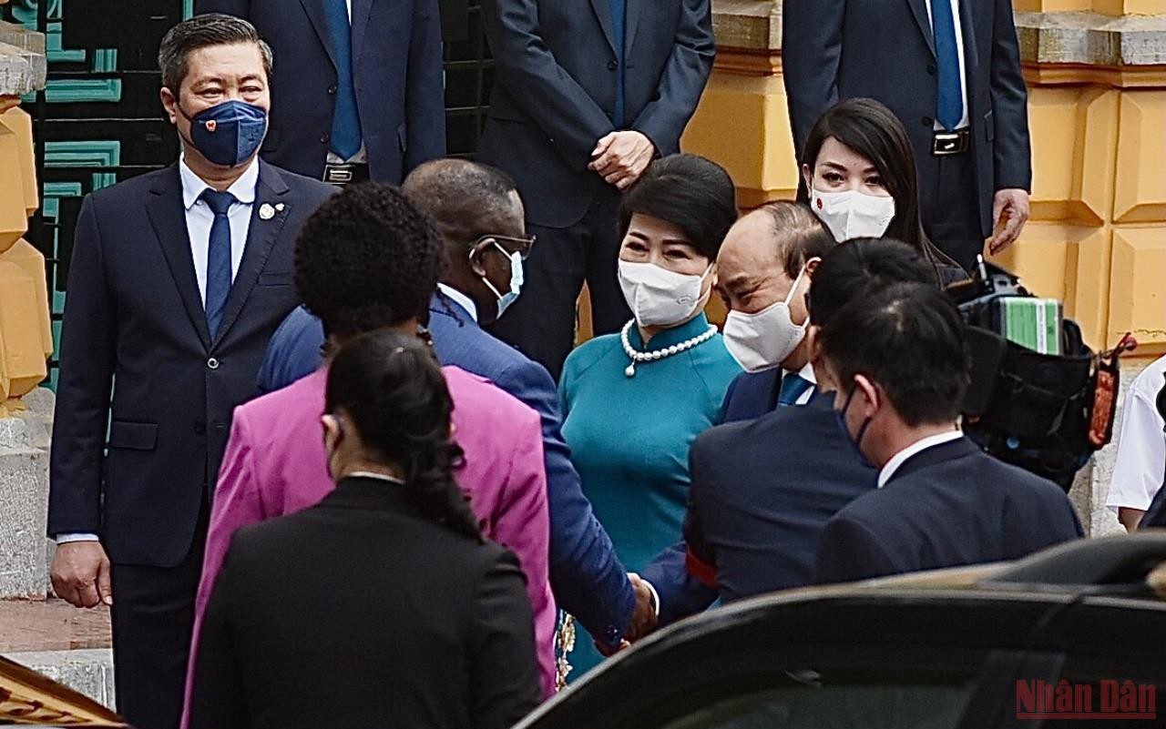 Chủ tịch nước Nguyễn Xuân Phúc đón chính thức Tổng thống Sierra Leone và Phu nhân tại Phủ Chủ tịch Chủ tịch nước Nguyễn Xuân Phúc đón chính thức Tổng thống Sierra Leone và Phu nhân tại Phủ Chủ tịch
