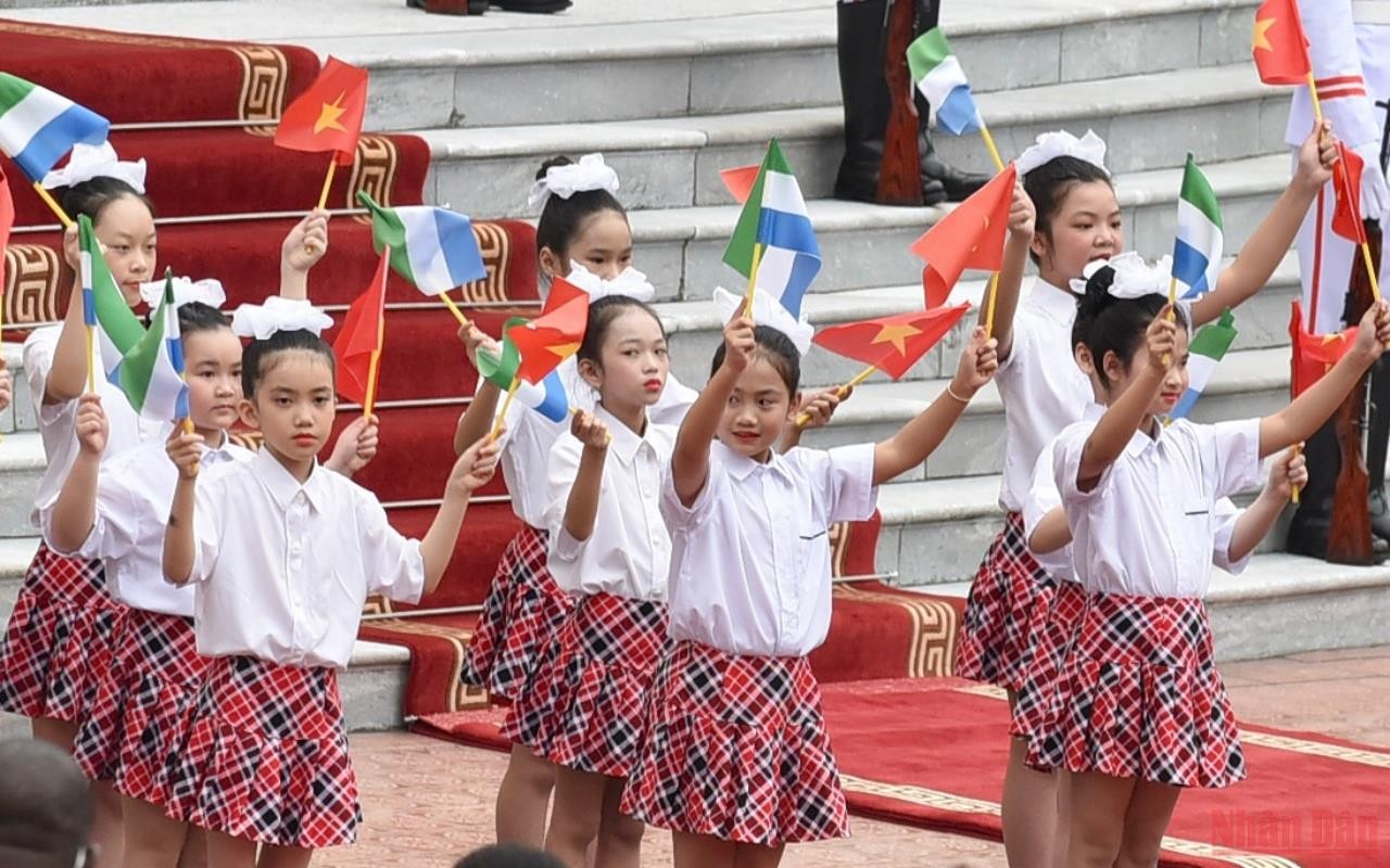 Chủ tịch nước Nguyễn Xuân Phúc đón chính thức Tổng thống Sierra Leone và Phu nhân tại Phủ Chủ tịch Chủ tịch nước Nguyễn Xuân Phúc đón chính thức Tổng thống Sierra Leone và Phu nhân tại Phủ Chủ tịch