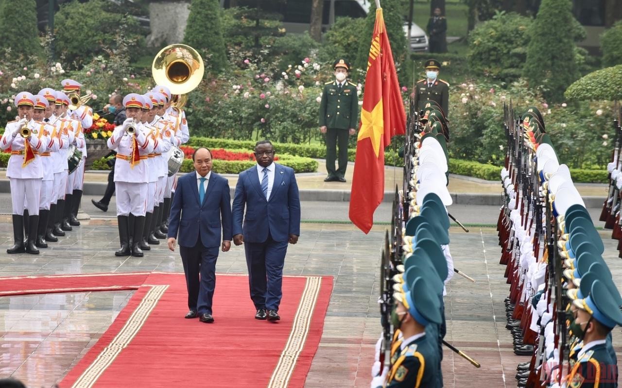 Chủ tịch nước Nguyễn Xuân Phúc đón chính thức Tổng thống Sierra Leone và Phu nhân tại Phủ Chủ tịch Chủ tịch nước Nguyễn Xuân Phúc đón chính thức Tổng thống Sierra Leone và Phu nhân tại Phủ Chủ tịch