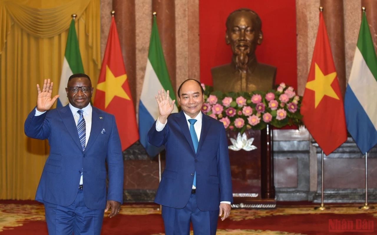 Chủ tịch nước Nguyễn Xuân Phúc đón chính thức Tổng thống Sierra Leone và Phu nhân tại Phủ Chủ tịch Chủ tịch nước Nguyễn Xuân Phúc đón chính thức Tổng thống Sierra Leone và Phu nhân tại Phủ Chủ tịch
