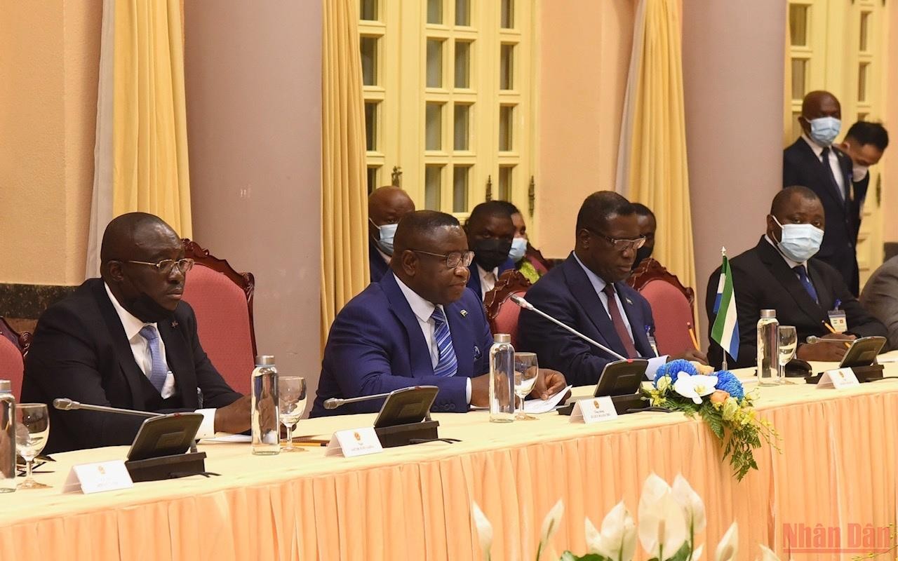 Chủ tịch nước Nguyễn Xuân Phúc đón chính thức Tổng thống Sierra Leone và Phu nhân tại Phủ Chủ tịch Chủ tịch nước Nguyễn Xuân Phúc đón chính thức Tổng thống Sierra Leone và Phu nhân tại Phủ Chủ tịch