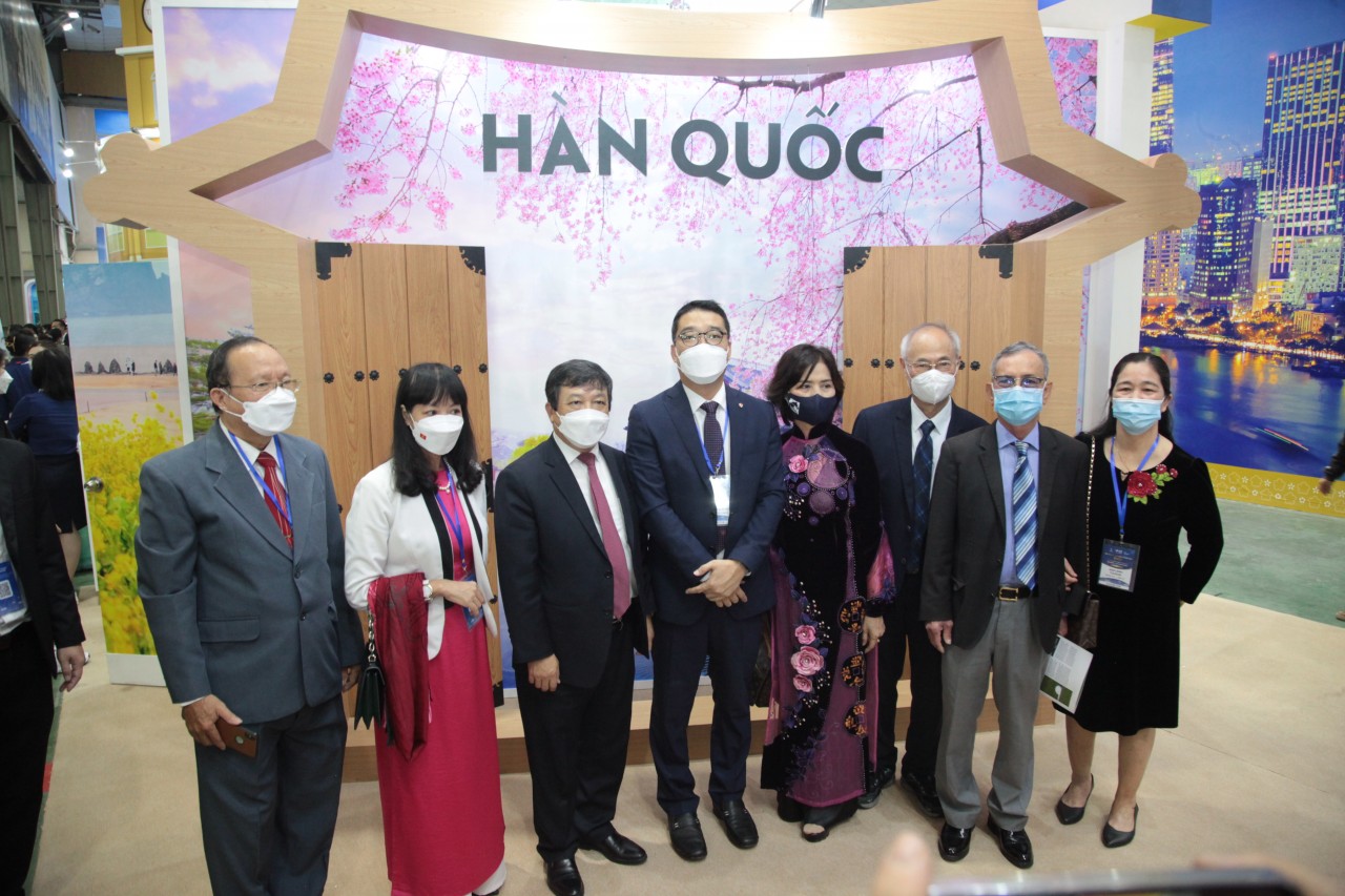 Thứ trưởng Bộ VHTTDl Đoàn Văn Việt và các đại biểu thăm gian hàng KTO tại VITM Hà Nội 2022 (ảnh: Bá Phúc) Thứ trưởng Bộ VHTTDl Đoàn Văn Việt và các đại biểu thăm gian hàng KTO tại VITM Hà Nội 2022 (ảnh: Bá Phúc)