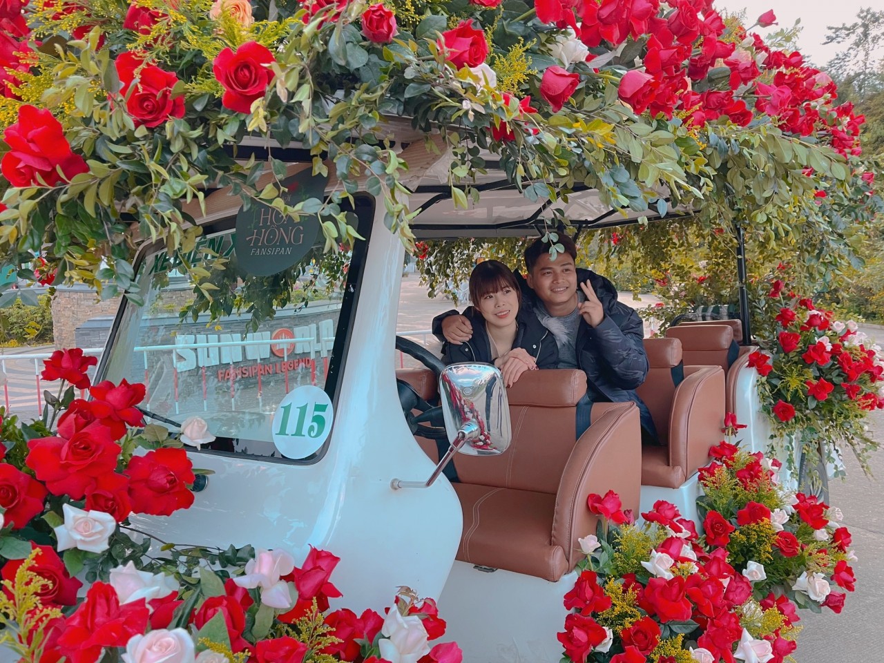 Xe trang trí đầy hoa hồng và các tiết mục văn nghệ đặc sắc của các dân tộc Sa Pa tại chương trình diễu hành Canaval “Sa Pa - Xứ sở hoa hồng” đã để lại ấn tượng sâu sắc với du khách thập phương Xe trang trí đầy hoa hồng và các tiết mục văn nghệ đặc sắc của các dân tộc Sa Pa tại chương trình diễu hành Canaval “Sa Pa - Xứ sở hoa hồng” đã để lại ấn tượng sâu sắc với du khách thập phương