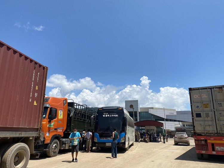 Các tài xế container đã được thông quan trực tiếp mà không cần đổi tài xế như quy định cũ. Các tài xế container đã được thông quan trực tiếp mà không cần đổi tài xế như quy định cũ.
