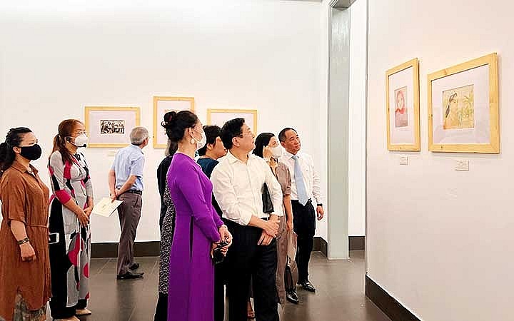 Khách tham quan triển lãm “Ký họa kháng chiến miền nam” tại Bảo tàng Mỹ thuật Việt Nam. (Ảnh: HẢI LÂM) Khách tham quan triển lãm “Ký họa kháng chiến miền nam” tại Bảo tàng Mỹ thuật Việt Nam. (Ảnh: HẢI LÂM)