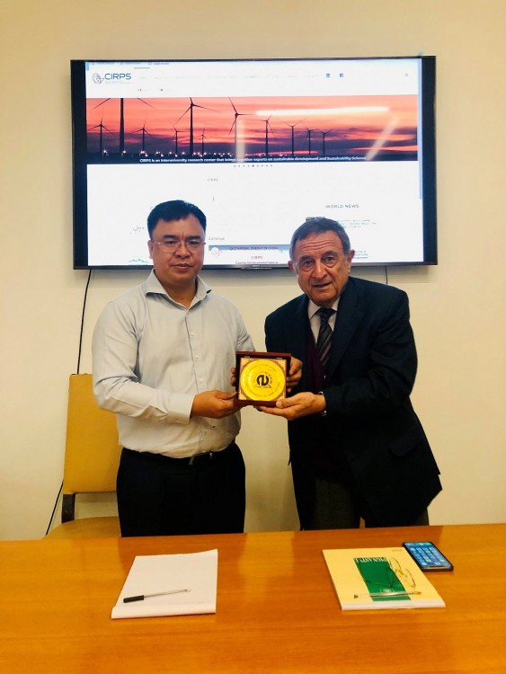 Sau cuộc làm việc, PGS.TS Nguyễn Quốc Sửu đã trao tặng biểu trưng Trường Đại học Nội vụ Hà Nội đến đại diện lãnh đạo Trung tâm Liên Đại học về nghiên cứu phát triển bền vững (CIRPS).
