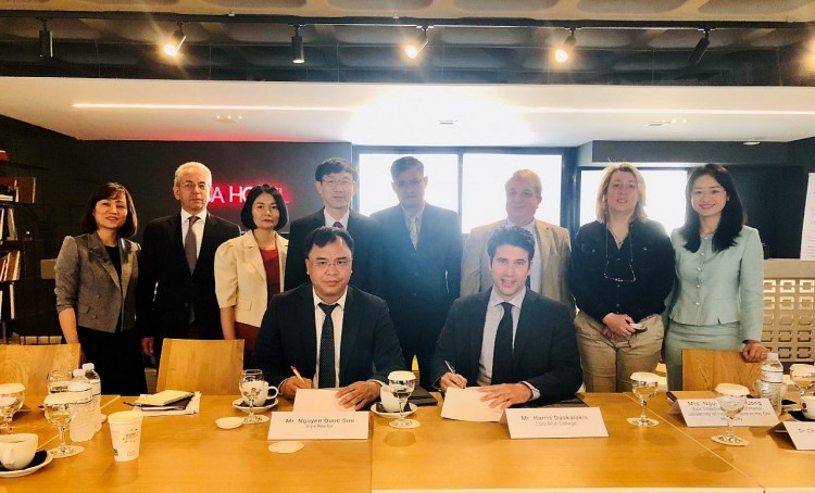 PGS,TS Nguyễn Quốc Sửu, Phó Hiệu trưởng Đại học Nội vụ Hà Nội và ông Harris Daskalakis, Giám đốc điều hành Đại học Kinh doanh Athens (BCA) (Hy Lạp) ký kết Bản ghi nhớ hợp tác giữa hai cơ sở giáo dục. 