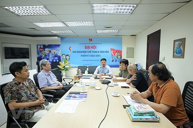 Ban tổ chức và Hội đồng giám khảo Giải thưởng Dế mèn thảo luận trong quá trình chấm giải. (Ảnh: PV/Vietnam+) Ban tổ chức và Hội đồng giám khảo Giải thưởng Dế mèn thảo luận trong quá trình chấm giải. (Ảnh: PV/Vietnam+)