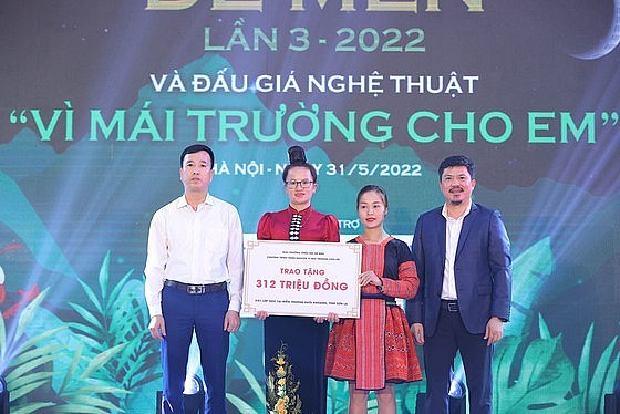 Ngay trong buổi lễ trao giải, có 7 vật phẩm được đấu giá trực tiếp cho chương trình “Vì mái trường cho em”. Ban tổ chức trao tặng số tiền tại buổi đấu giá cho đại diện điểm Trường Huổi Khoang, xã Nậm Mằn, huyện Sông Mã, tỉnh Sơn La. Ngay trong buổi lễ trao giải, có 7 vật phẩm được đấu giá trực tiếp cho chương trình “Vì mái trường cho em”. Ban tổ chức trao tặng số tiền tại buổi đấu giá cho đại diện điểm Trường Huổi Khoang, xã Nậm Mằn, huyện Sông Mã, tỉnh Sơn La.